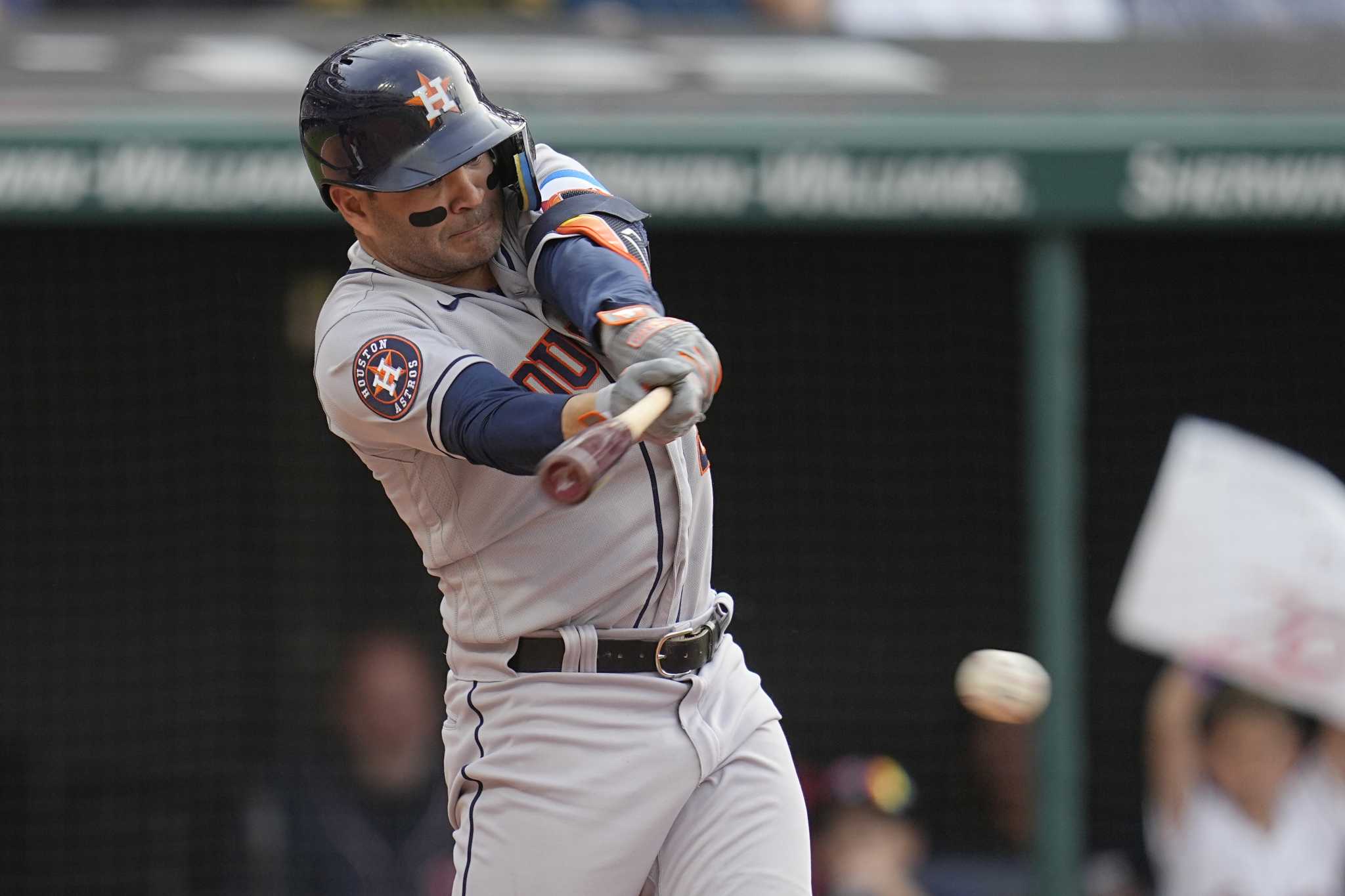 Houston Astros sit José Abreu in series opener vs. L.A. Dodgers