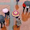 学生携带雨伞,走在加州大学伯克利分校作为一个风暴带来暴雨和强风,伯克利,加州2023年3月28日,星期二。