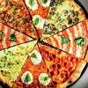 披萨片线一个托盘在妈妈的男孩周二,2023年6月13日在奥克兰,加利福尼亚州顺时针方向从右是素食,意大利辣香肠、burrata,白色,纯素食,香肠,burrata和musroom。