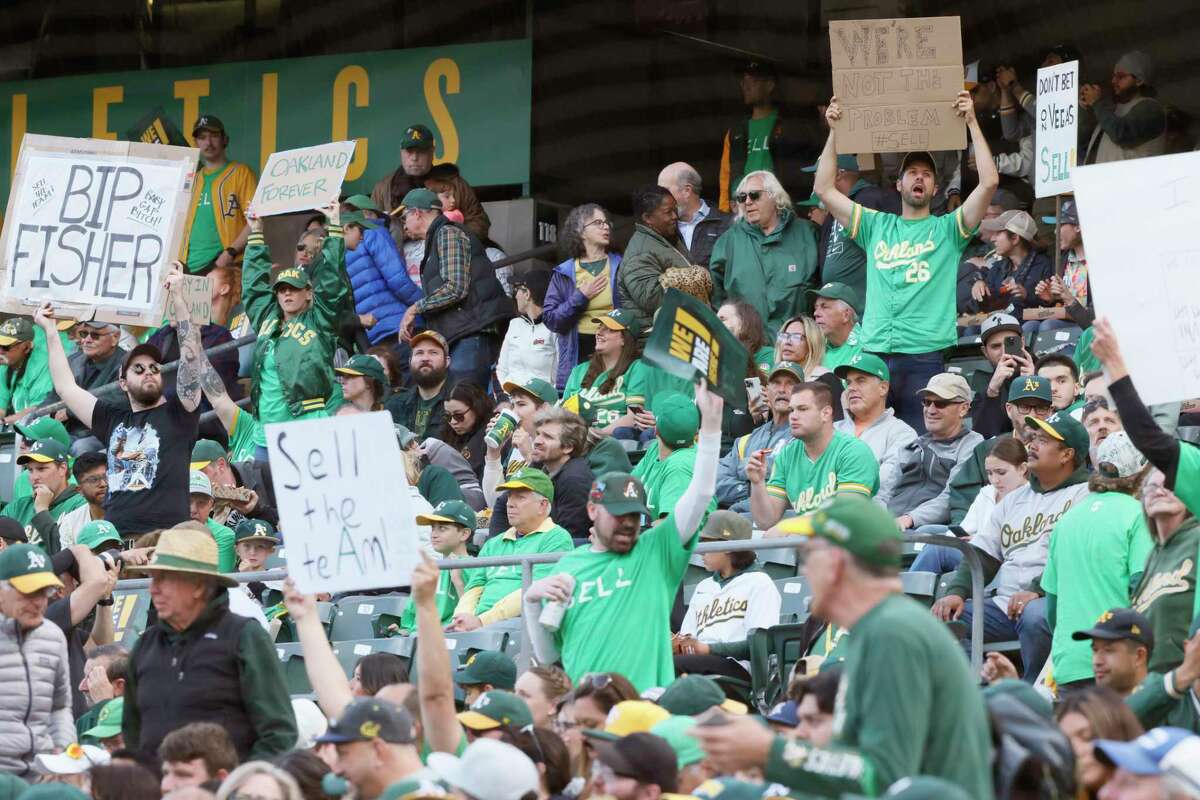 Thousands of fans turnout for Oakland Athletics reverse boycott