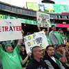 奥克兰运动的球迷高喊“呆在奥克兰”反抵制游戏在奥克兰的奥克兰体育馆,加州星期二,6月13日,2023年。