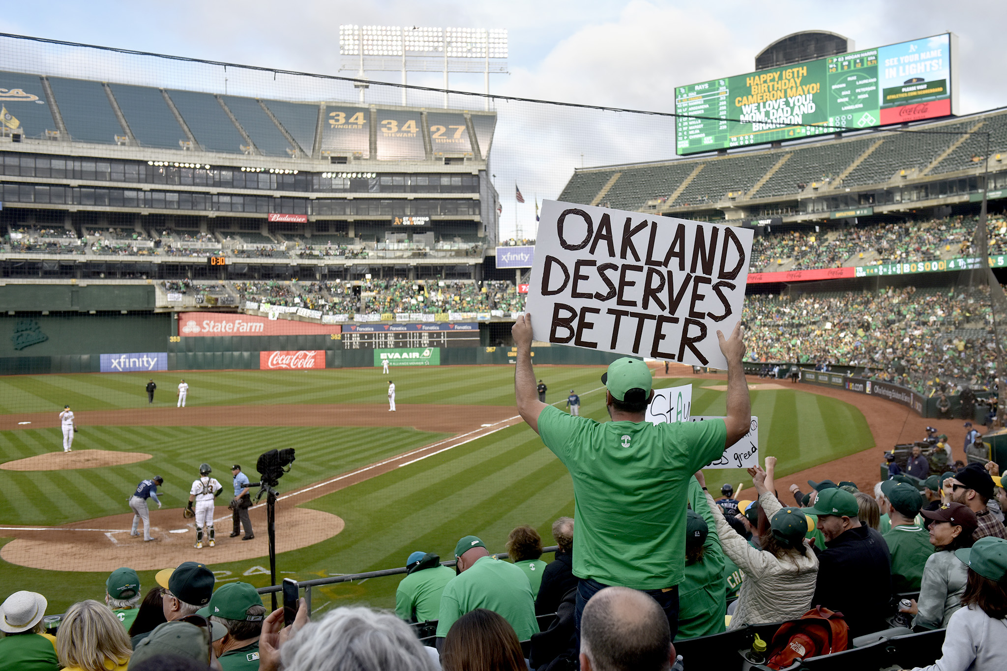 PHOTOS: Fans return to Oakland Coliseum to cheer on A's
