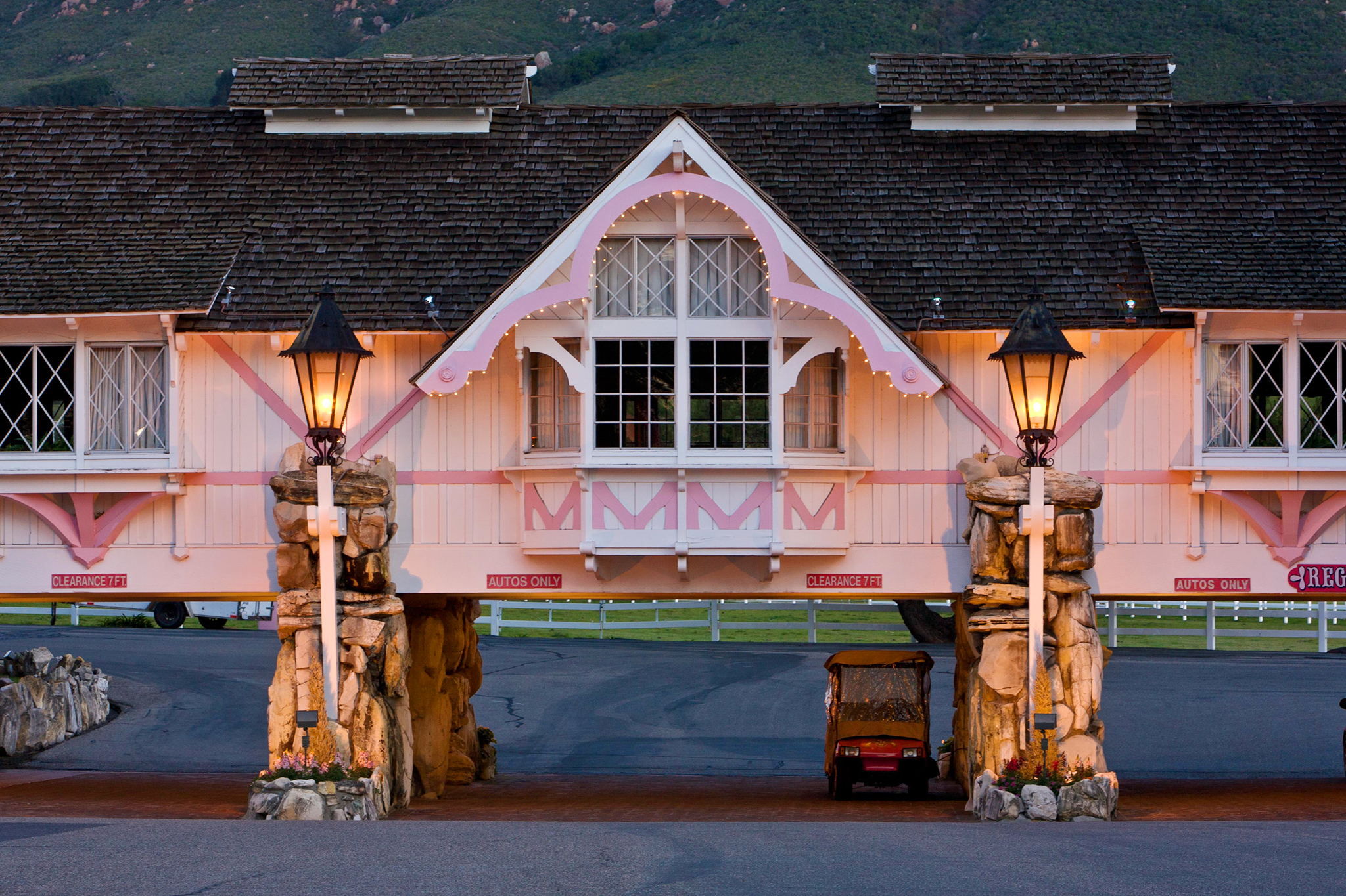 Famous kitschy California hotel sued by servers Quick Telecast