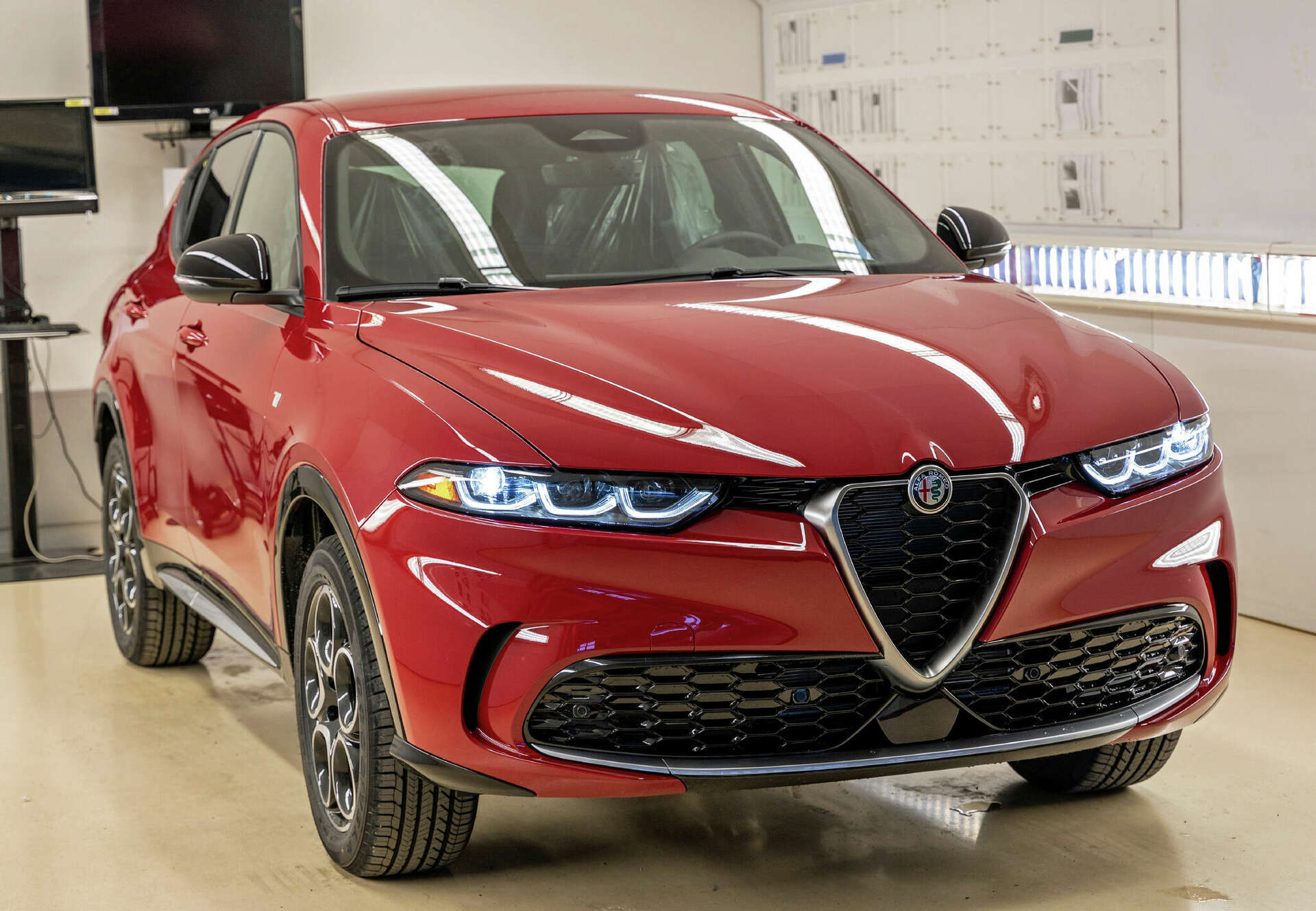Alpha Romeo Crossover Alfa Romeo Tonale PHEV crossover seats five