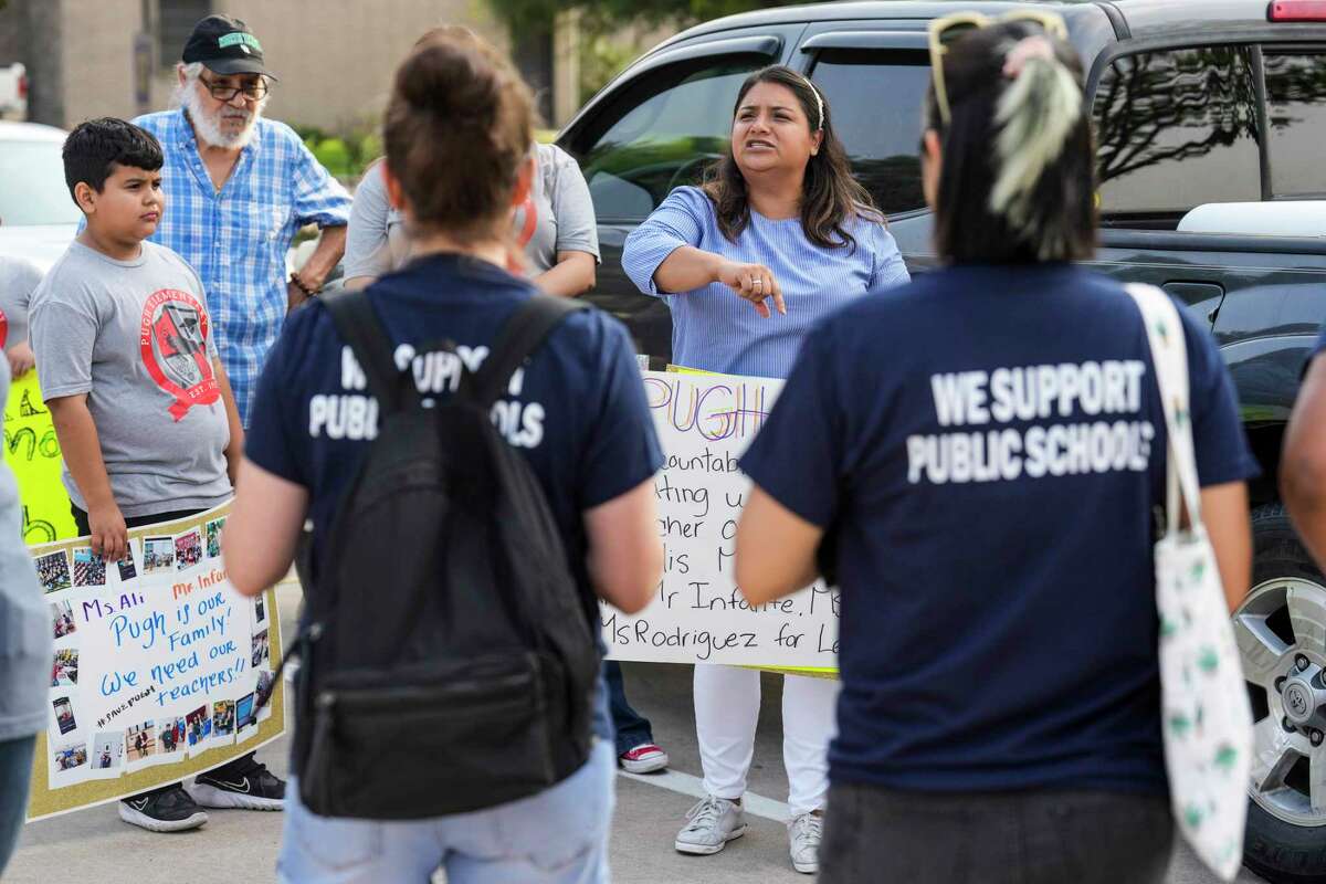 Story photo for Volunteers brave heat to fight HISD reforms