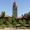 一个人走过Meyer绿色斯坦福大学斯坦福大学,加州。星期二,2022年6月28日。
