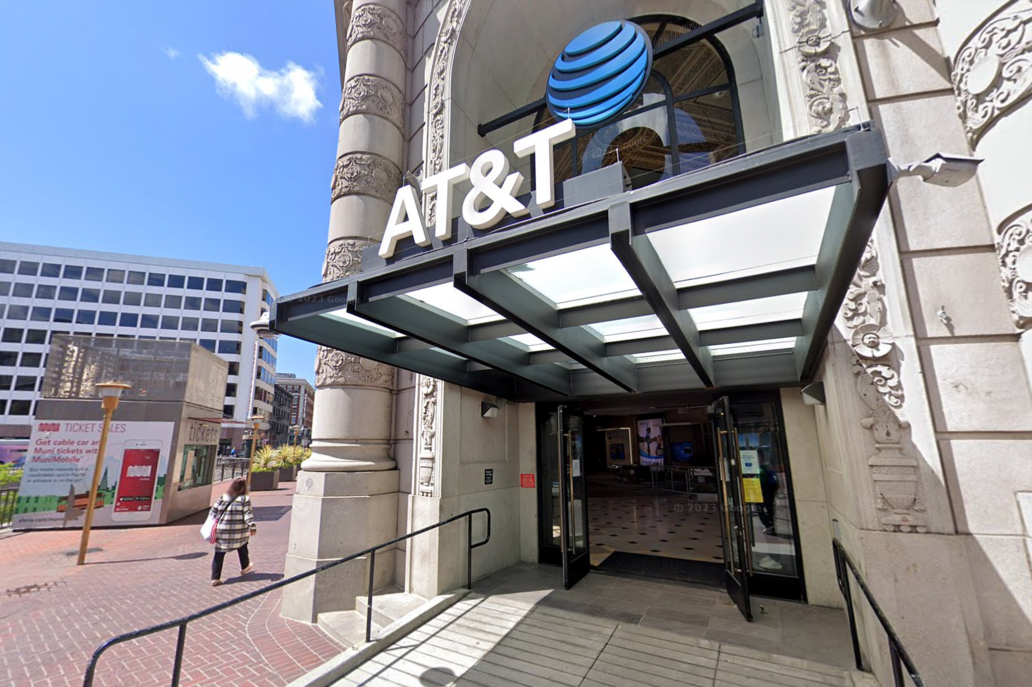 AT&T will close its flagship store in downtown San Francisco