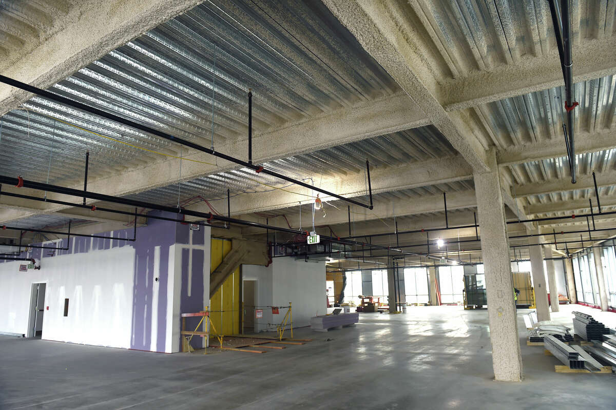 Construction is nearing completion on the 101 College Street laboratory tower. The parcel at 101 College Street was reclaimed as part of the Downtown Crossing Project, a partnership between city, state, and private actors to reconnect downtown New Haven to the Yale Medical School campus using a biotech industry cluster.