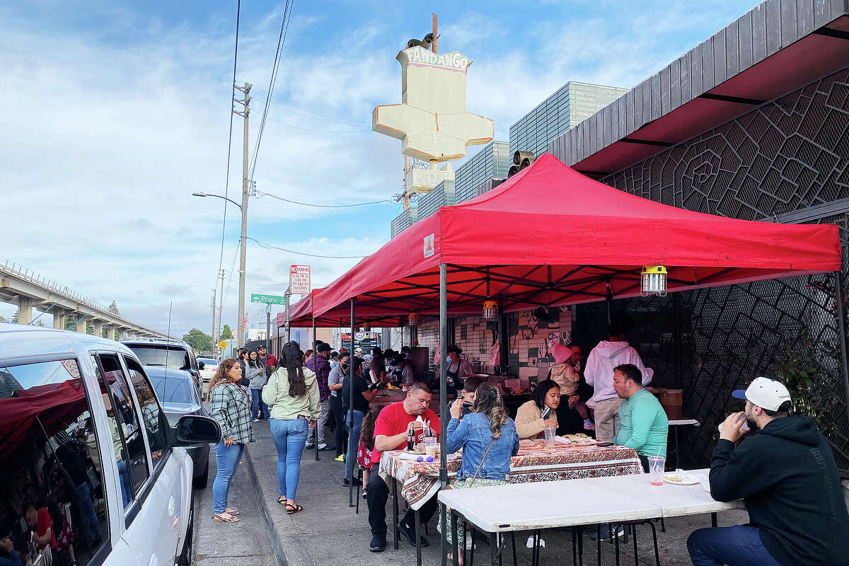 Customers enjoy the tacos at La Parilla Loca.