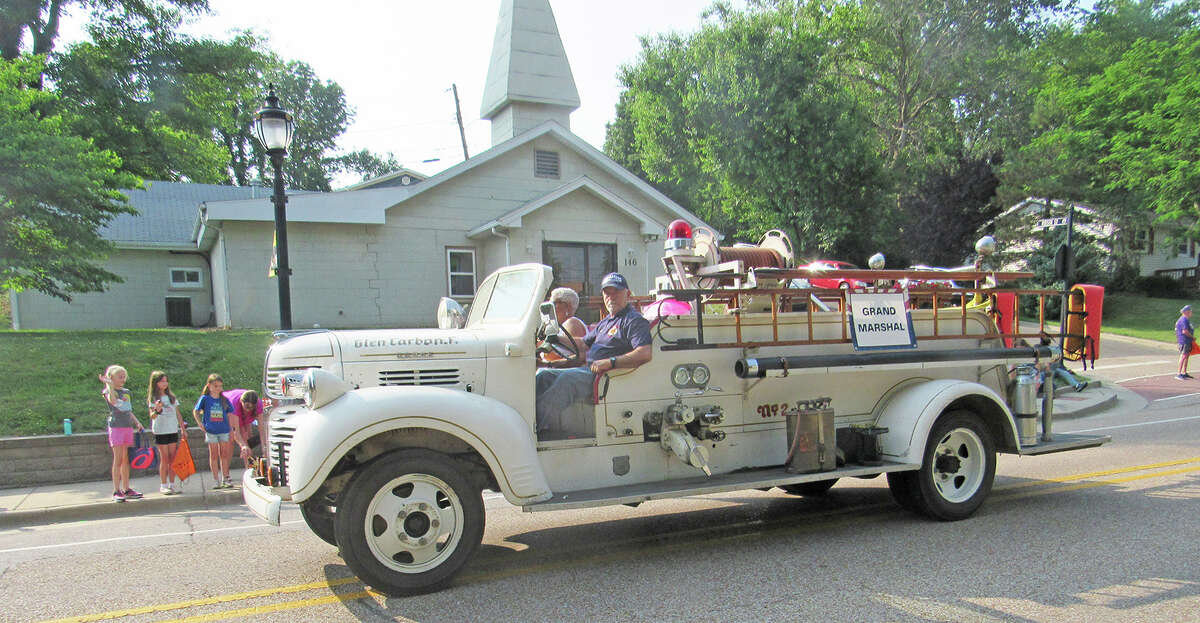 'No place like fills Main Street in Glen Carbon