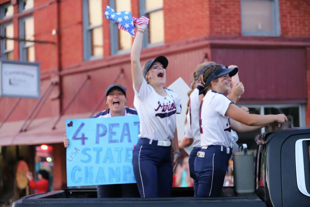 UnionvilleSebewaing Area softball celebrates with parade