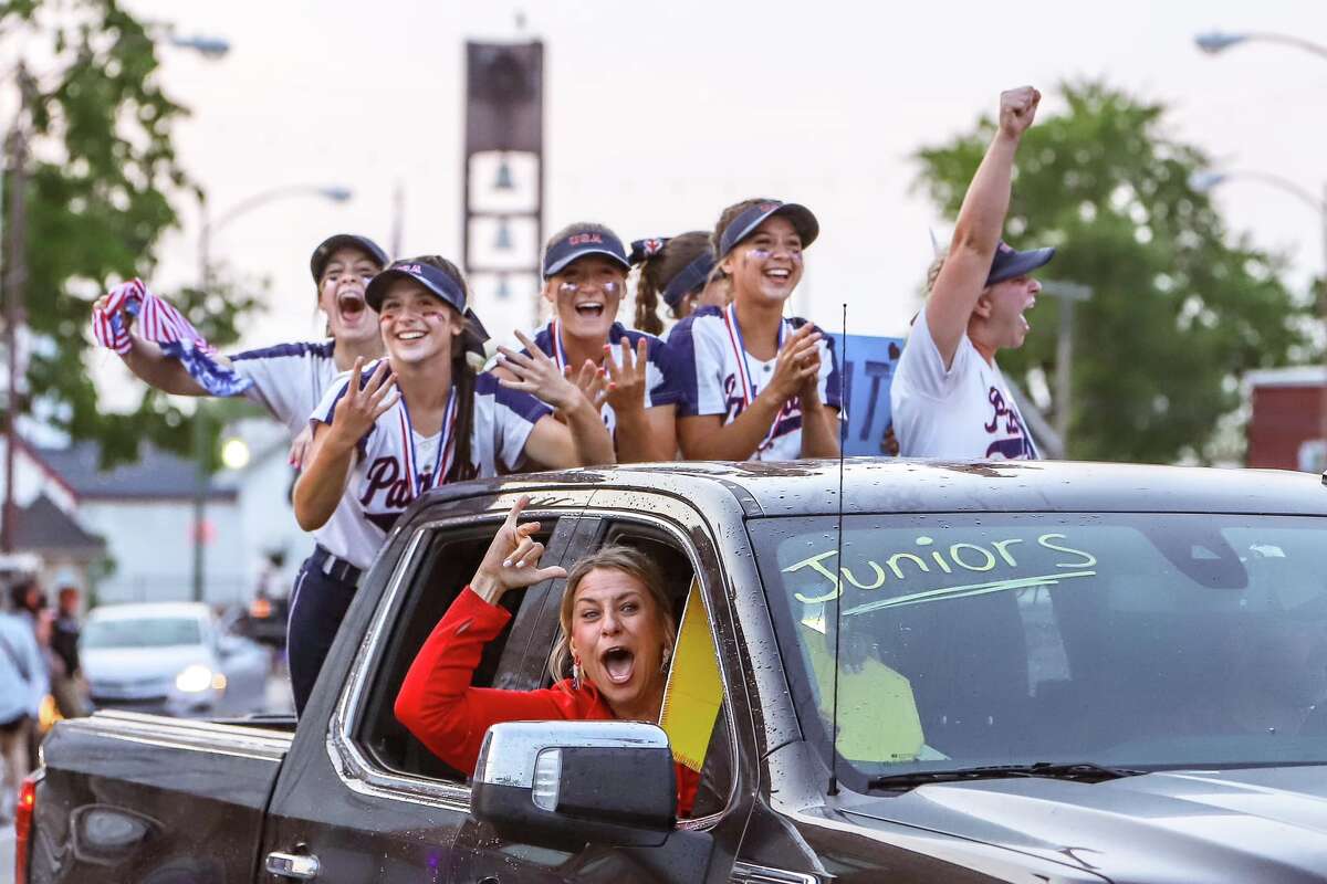 UnionvilleSebewaing Area softball celebrates with parade