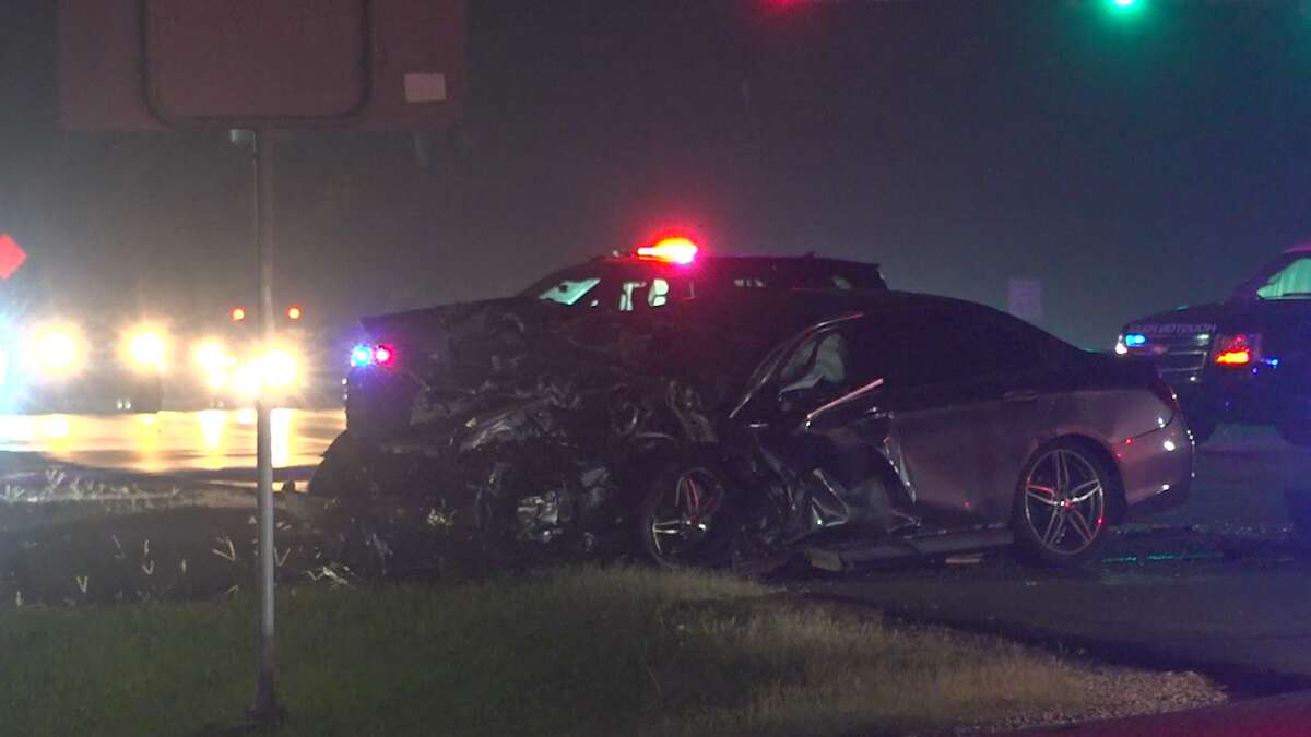 HPD Jeep crashes after crossing median on Highway 6, 1 dead