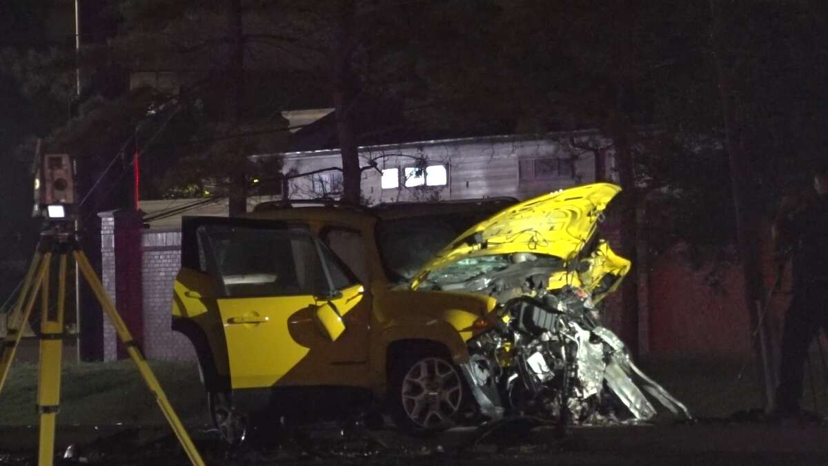 HPD Jeep crashes after crossing median on Highway 6, 1 dead