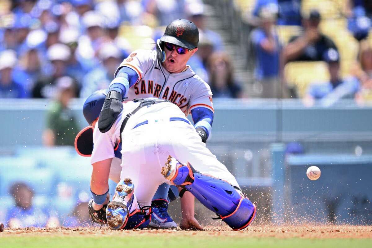 Giants finish off rare sweep of Dodgers in Los Angeles with 7-3