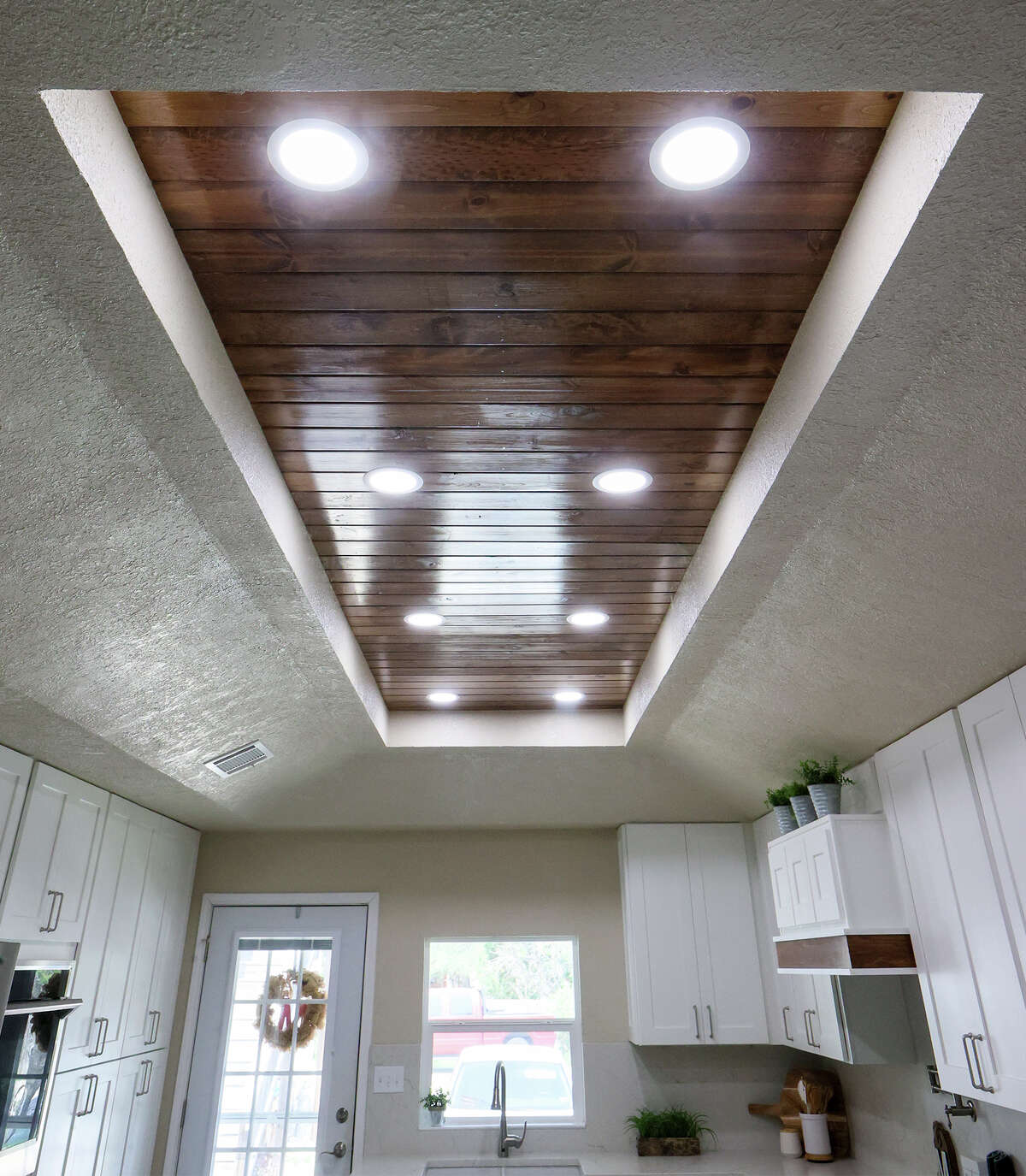 The brightness level of the ceiling LED lighting is adjustable. It's currently set to the highest intensity.