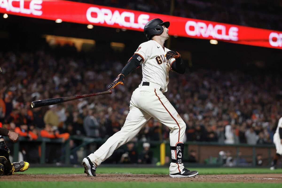 Early slumber, late thunder: Giants win streak at 8 after Yaz's HR