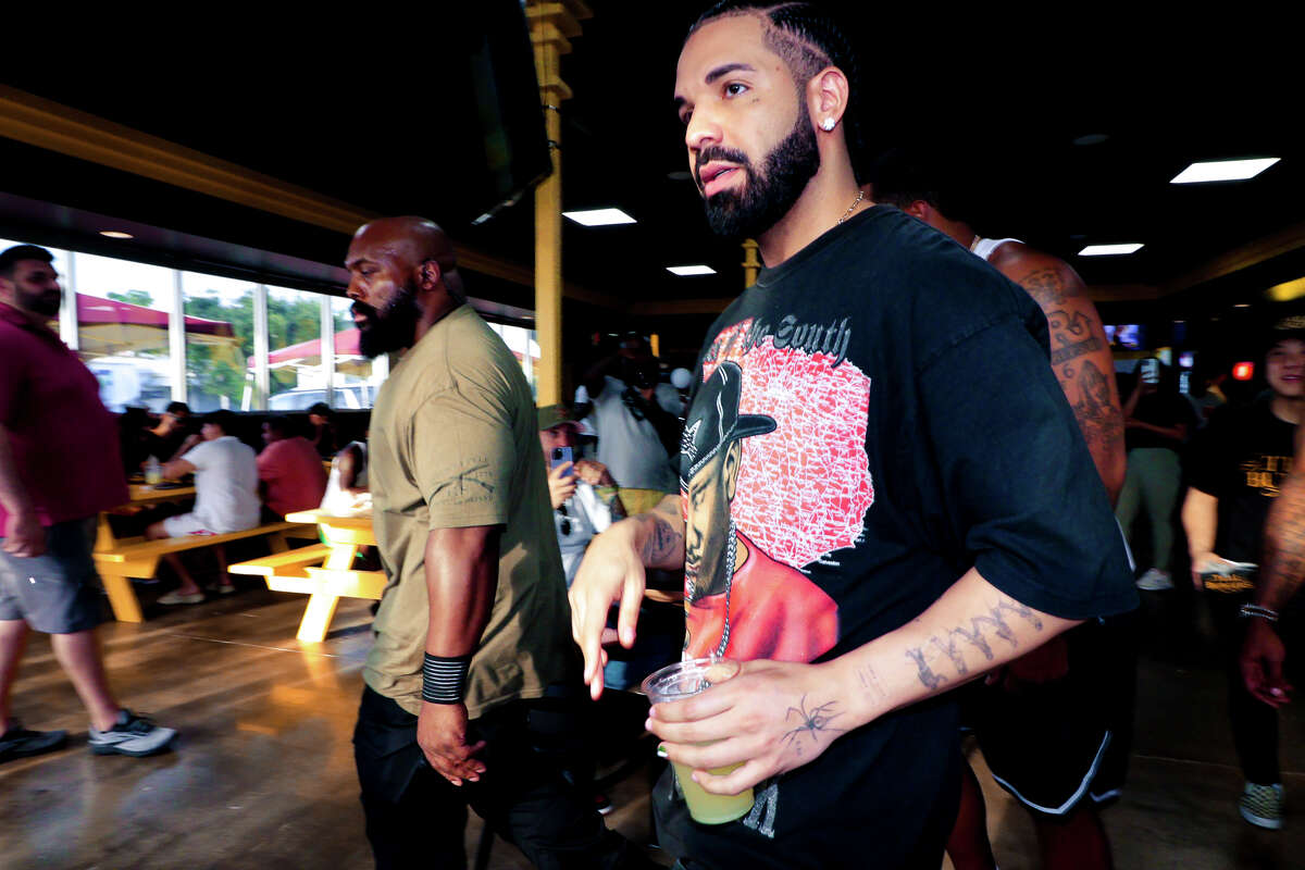 Drake reviews rapper Bun B's Trill Burgers in Houston: 'Best I ever had