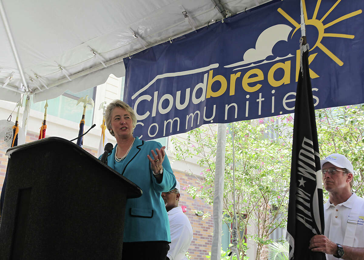 Formerly homeless veterans say apartments are miceinfested