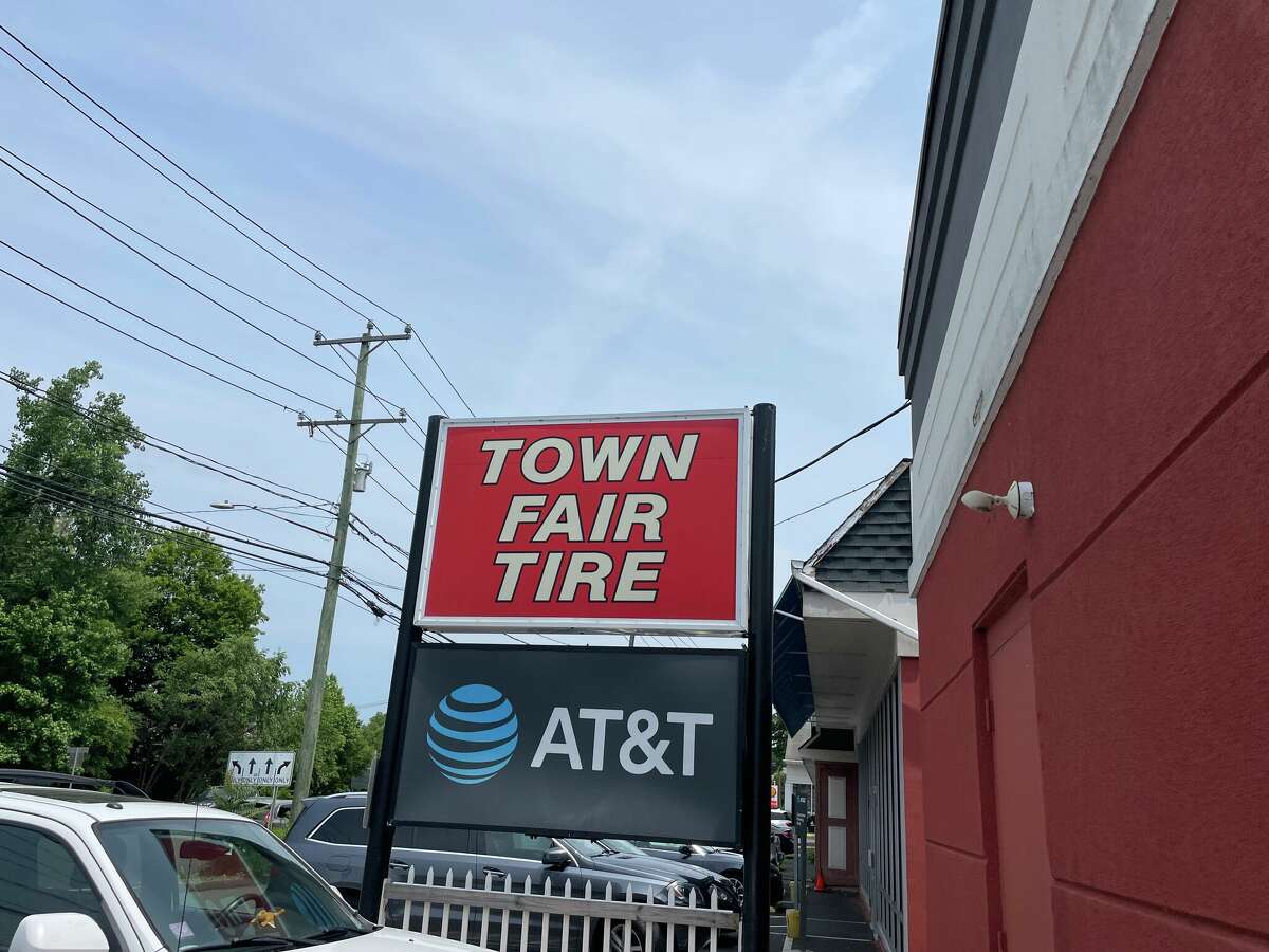 Police Person shot during Norwalk carjacking outside Main Ave. store