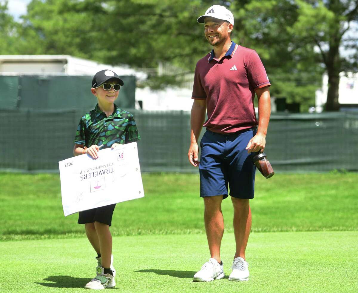 Schauffele lets young boy walk inside ropes with him at Travelers