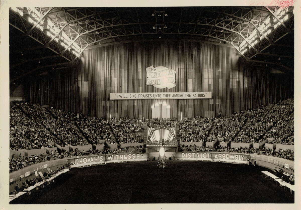 The first Jehovah’s Witnesses Conference at the Cow Palace was held in 1948.