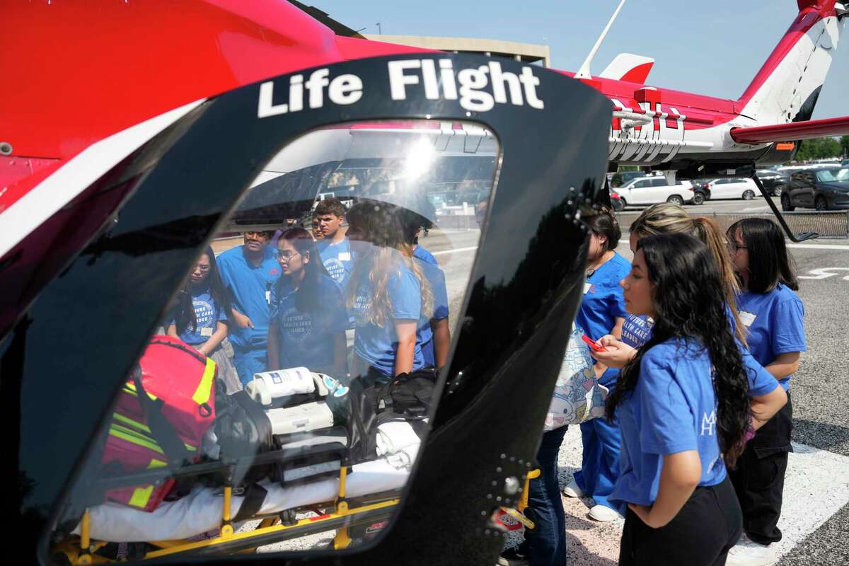High school students get behindthescenes look at health careers