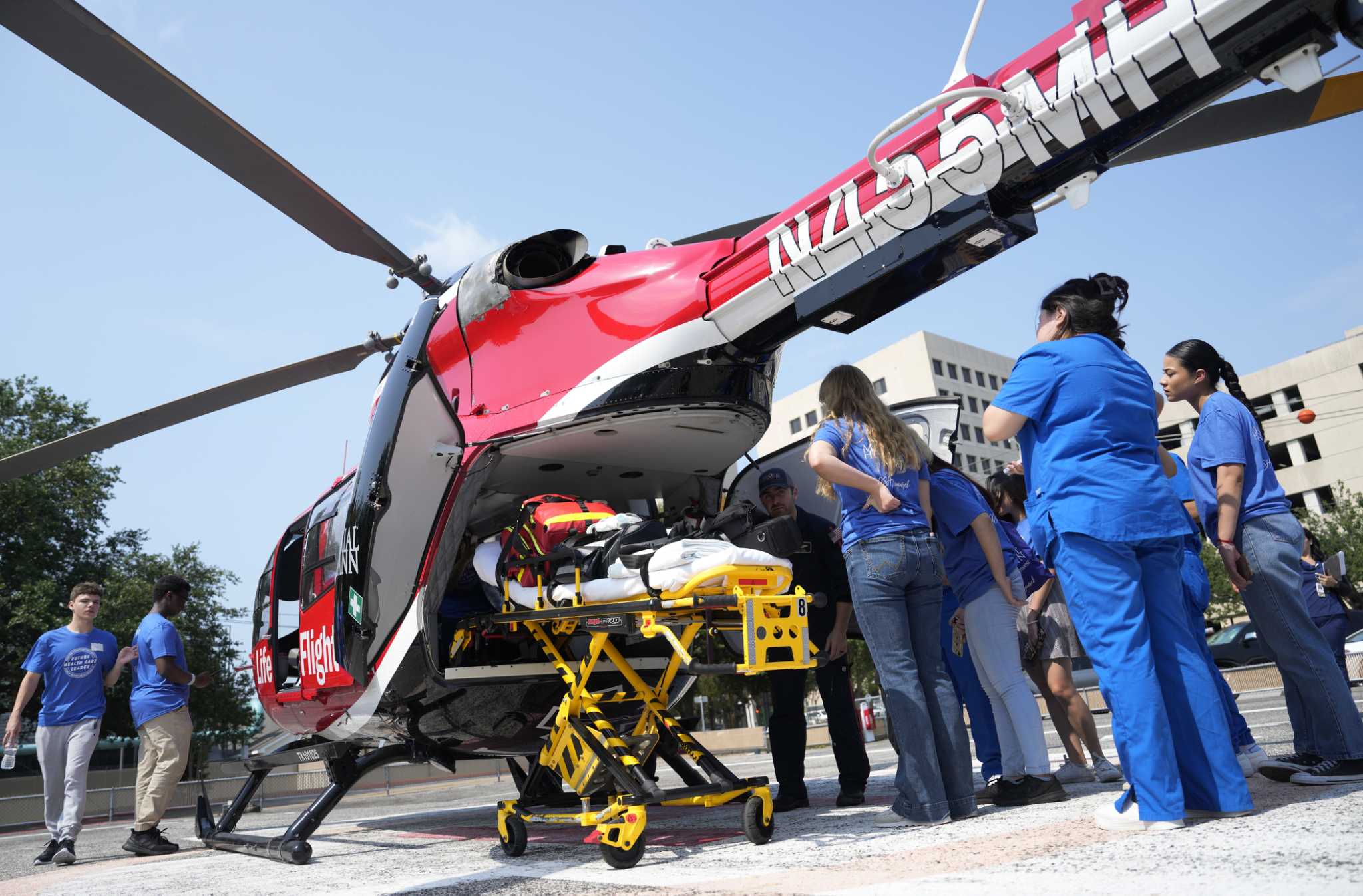 High school students get behindthescenes look at health careers