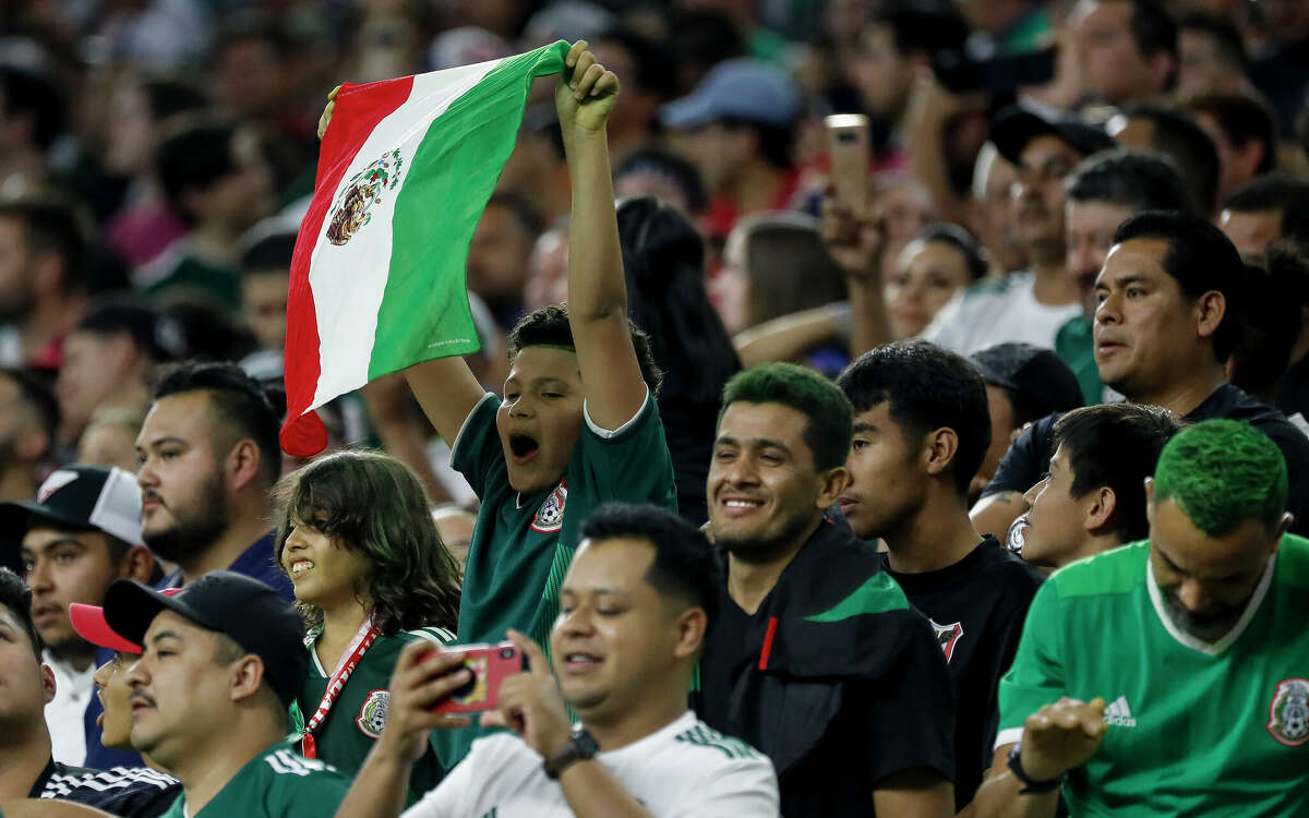 Aficionados de México aplauden durante un partido de la Copa Oro de CONCACAF en el NRG Stadium. 