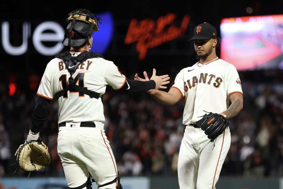 Giants claim 10th straight win