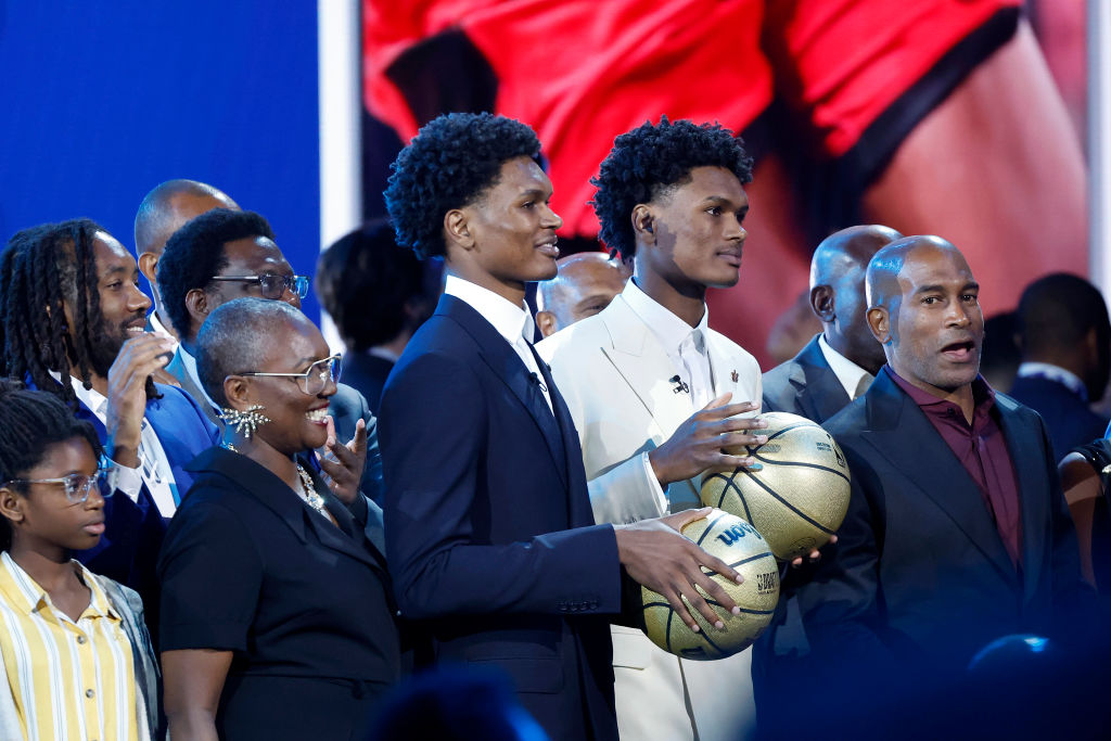 Oakland twins Amen and Ausar Thompson make history as highest-picked  brothers overall for NBA Draft - ABC7 San Francisco