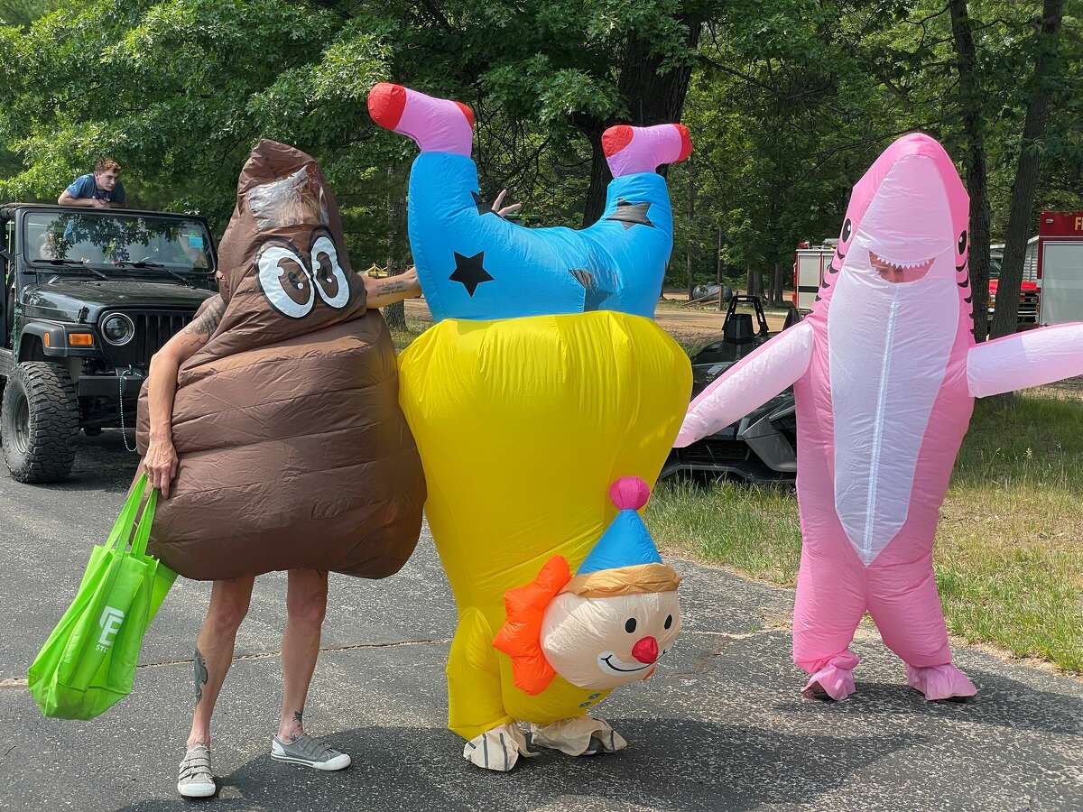 Irons Flea Roast and Ox Market kicks off with parade