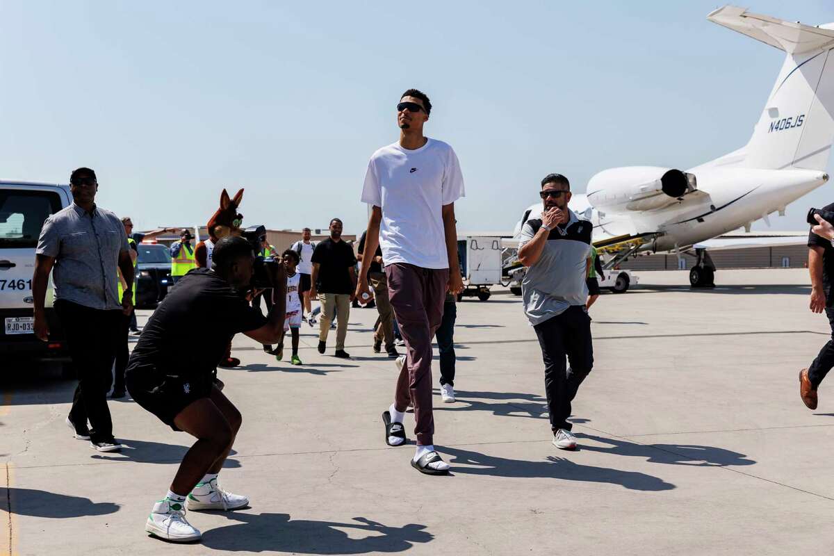 Victor Wembanyama arrives in San Antonio to cheerful Spurs fans