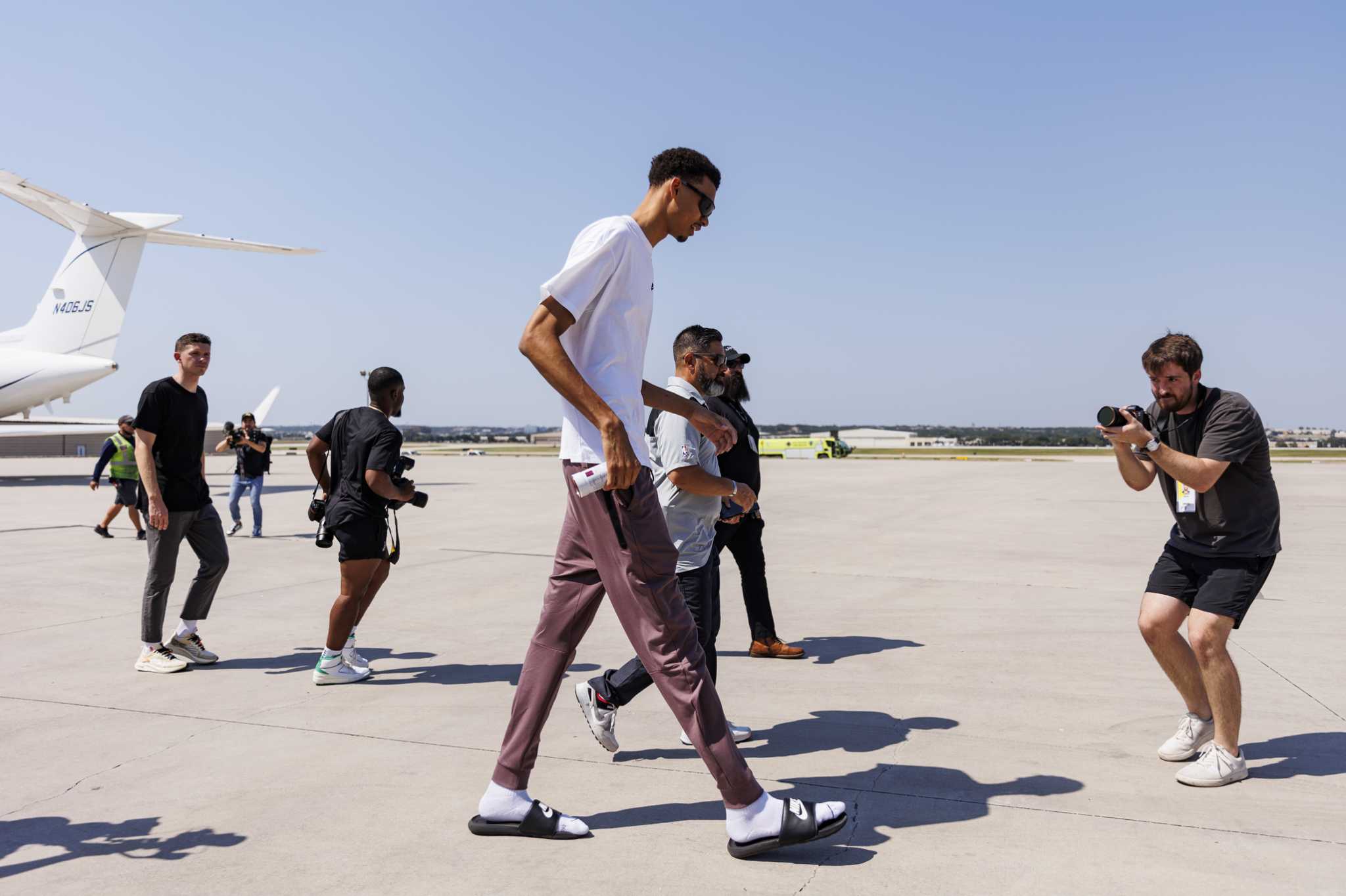 Victor Wembanyama arrives in San Antonio, with fans waiting for