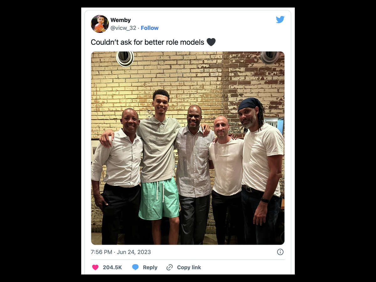 Victor Wembanyama shares photo with Spurs legends at dinner