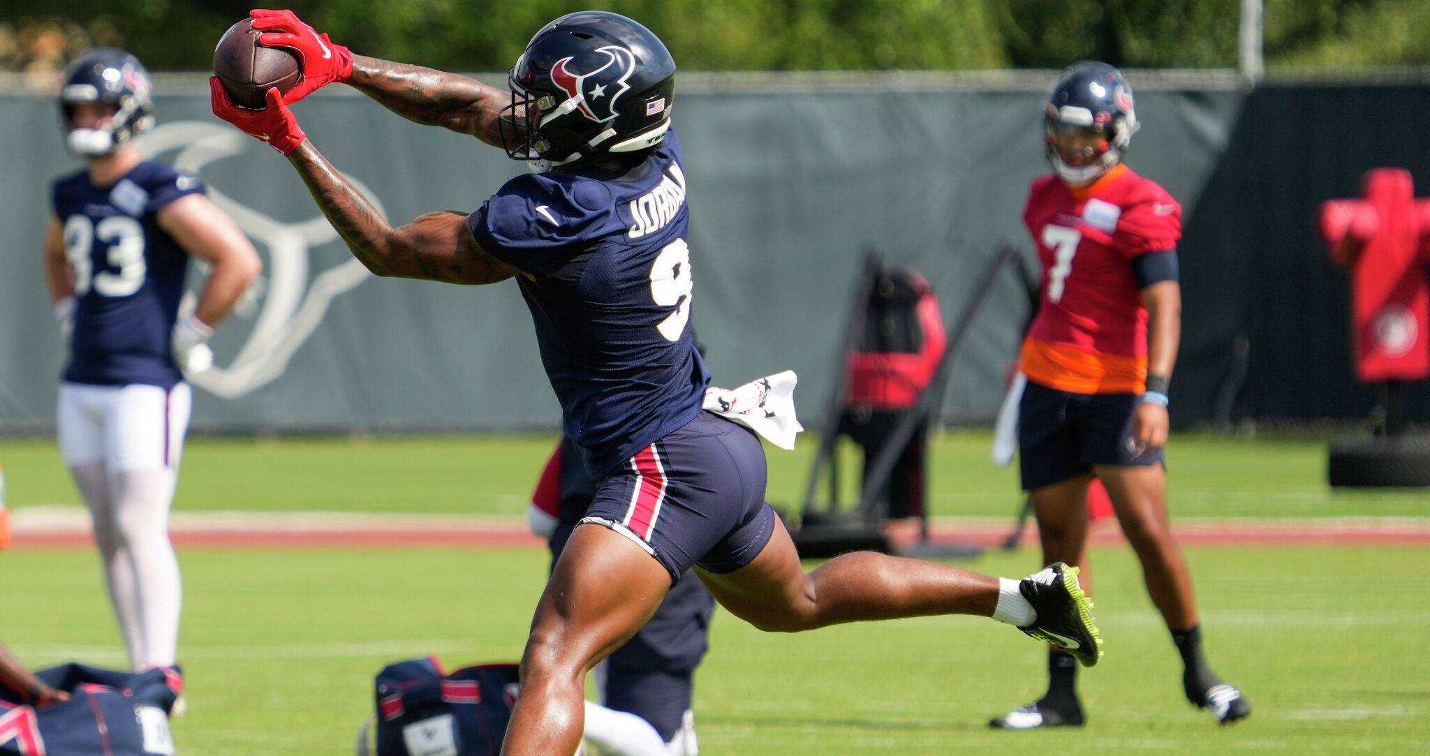 Praying for a Brevin Jordan bounce back season : r/Texans