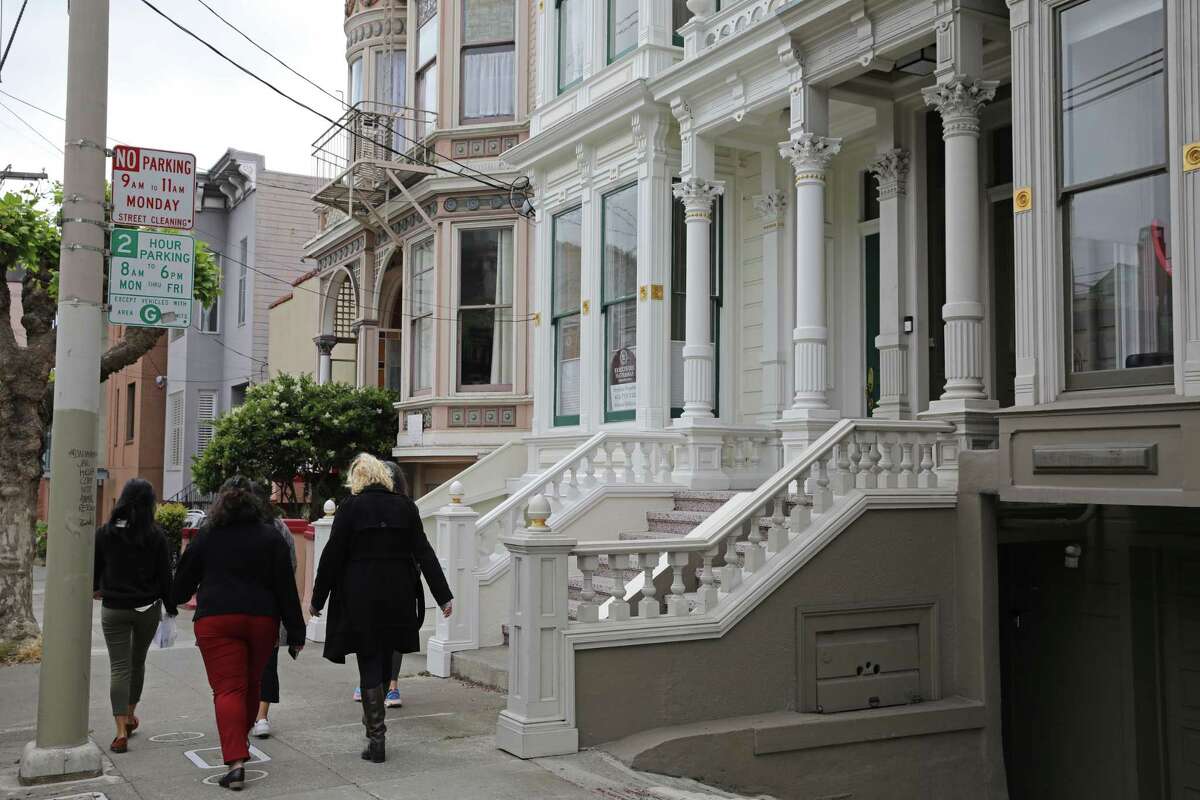 行人走过一栋房子出售低太平洋高地附近的旧金山6月22日。最新的Zillow的数据显示94115年邮政编码已经在海湾地区最大的房价下降在过去的六个月。登录必赢亚洲