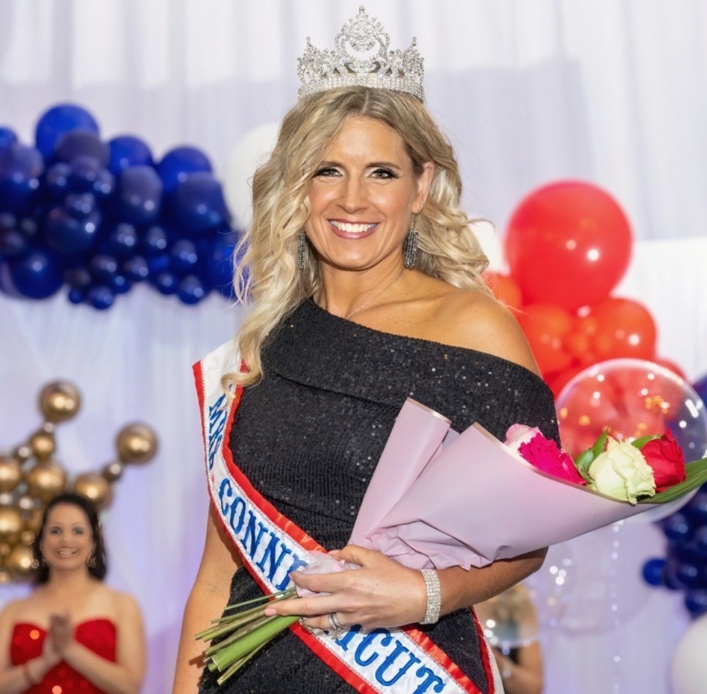 Shelton resident earns Mrs. CT America crown