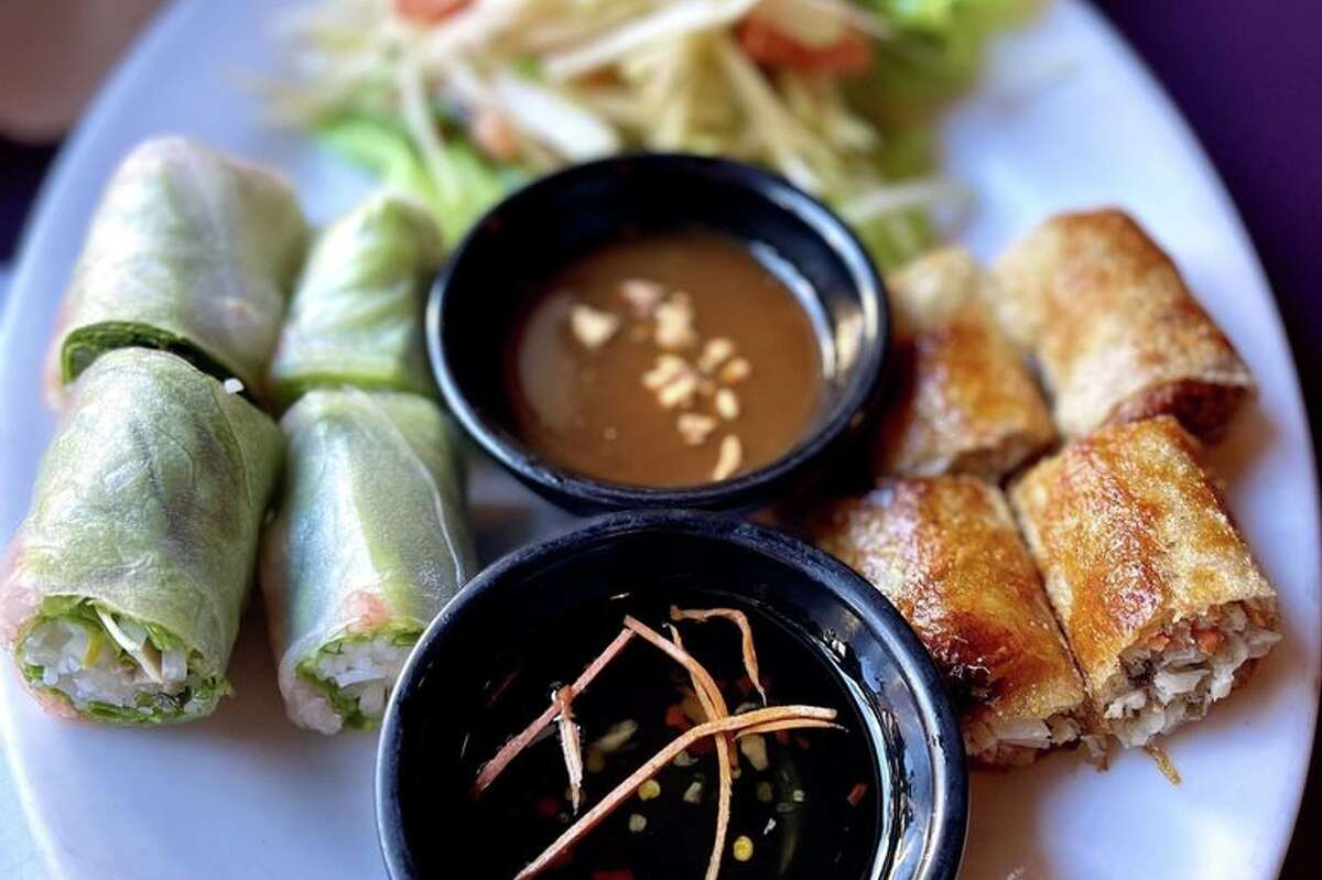 El plato de muestra (Imperial Rolls, Spring Rolls y Green Papaya Salad) en Aux Delices, 2327 Polk St., San Francisco.