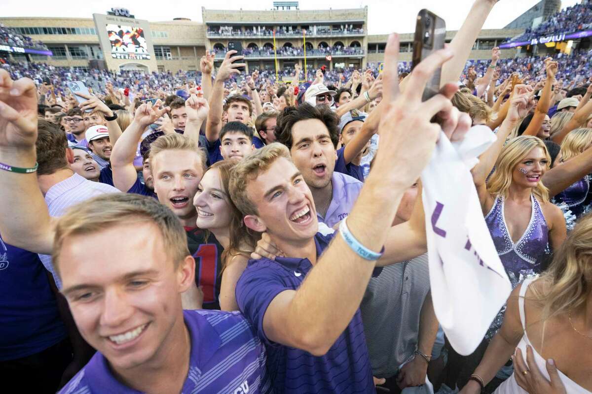 Florida knocks off TCU with late run to advance to College World