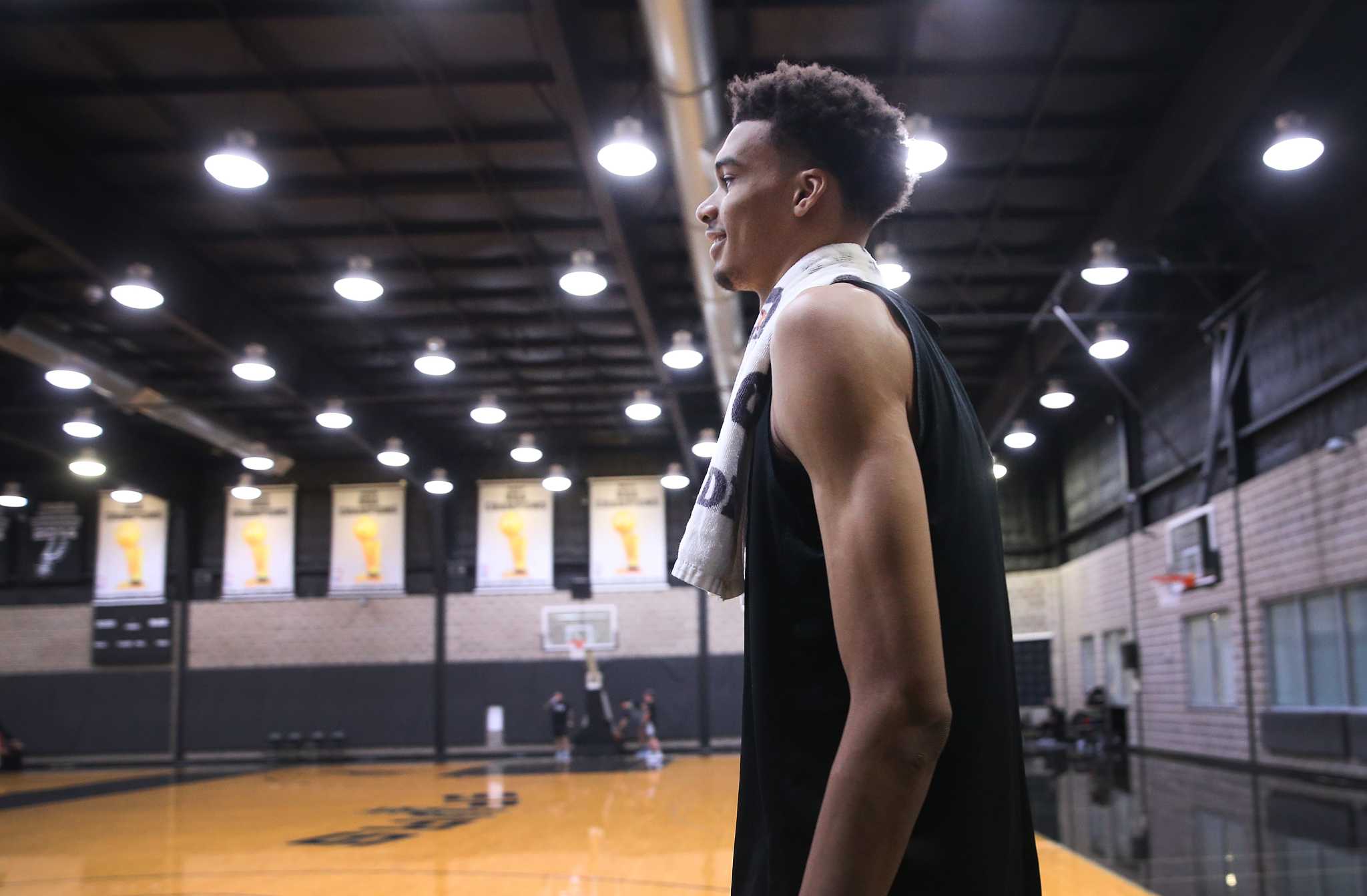 Spurs have patient plan for rookies Dominick Barlow, Jordan Hall