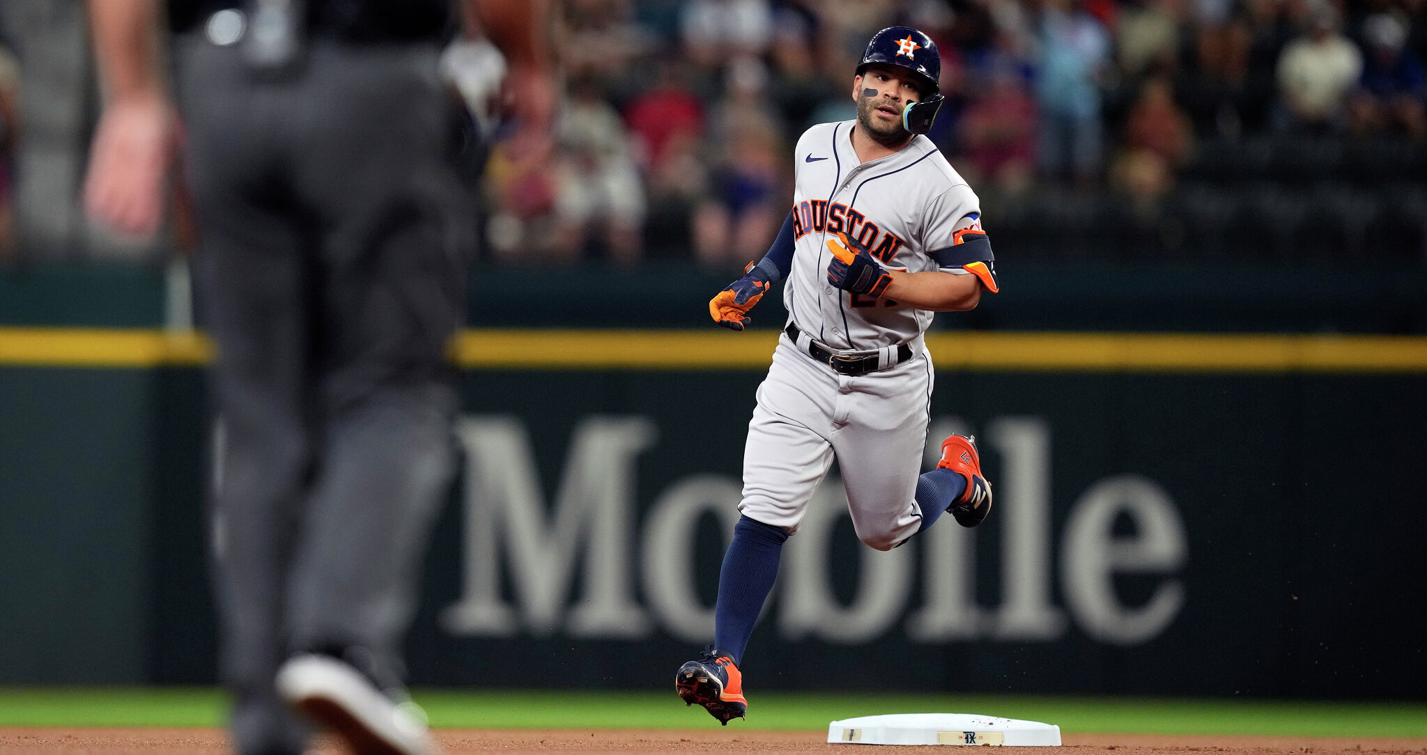 Houston Astros defeat Texas Rangers in playofflike atmosphere
