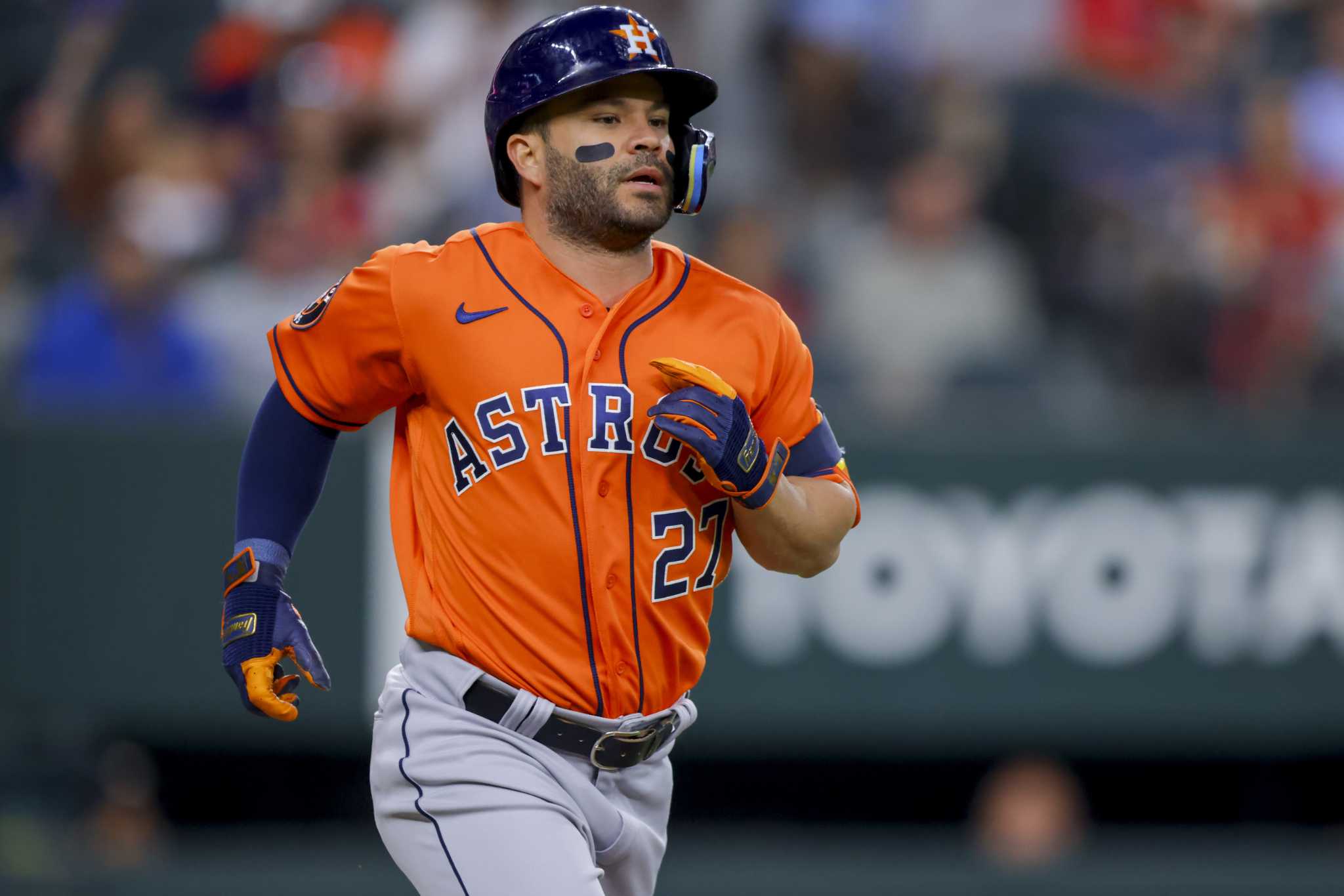Astros' Jose Altuve out of lineup again, will have MRI on left oblique injury