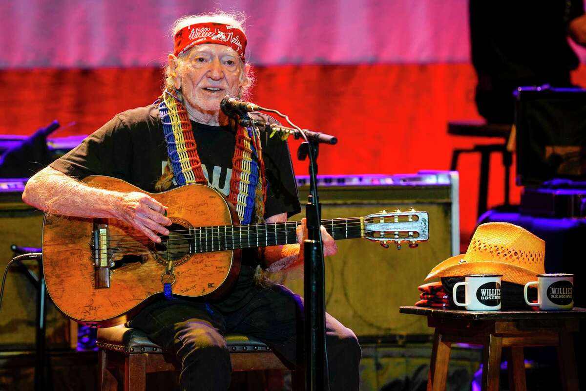 Willie Nelson, at 90, wows Woodlands crowd at Outlaw Music Festival