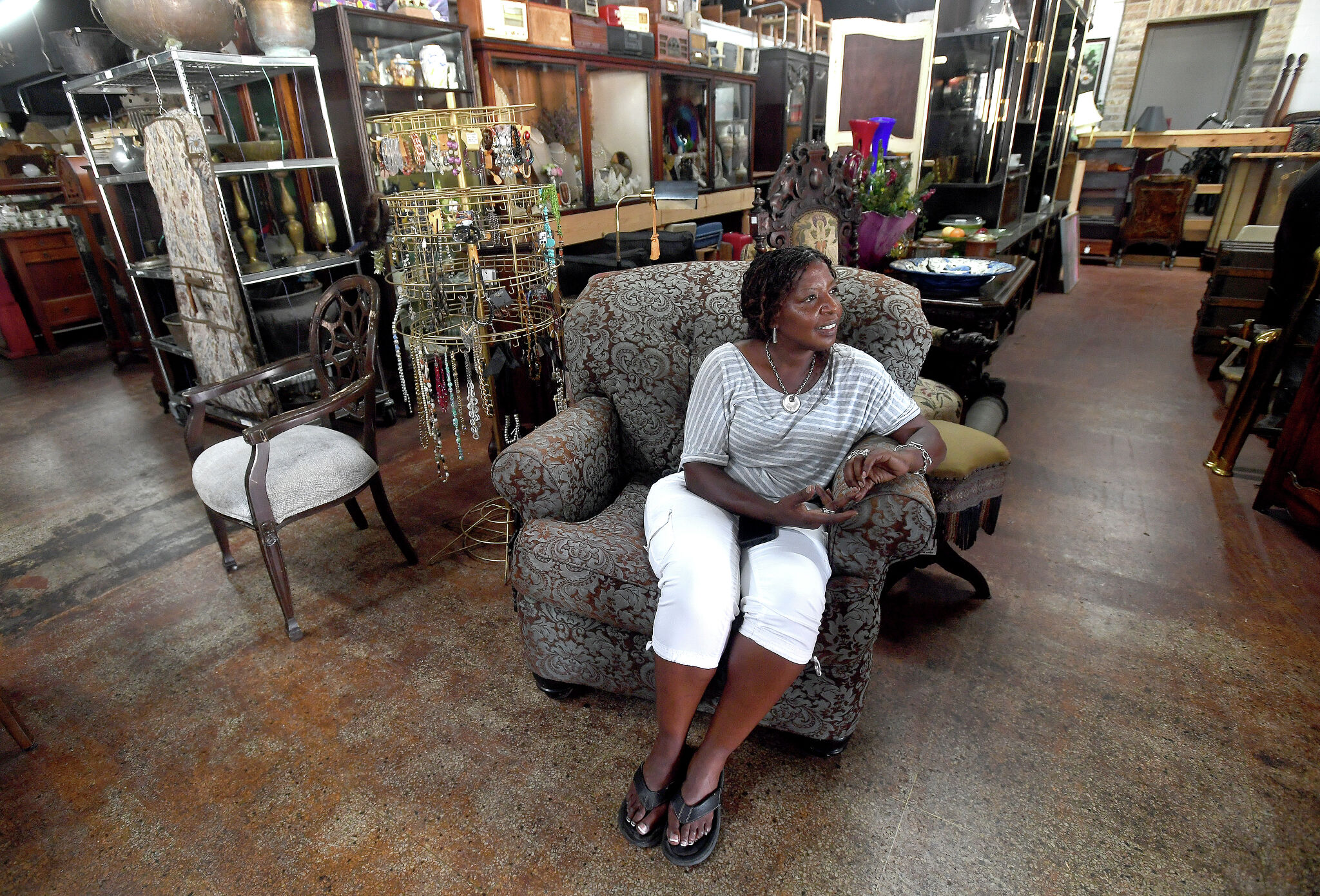 Beaumont thrift shop holds close out sale