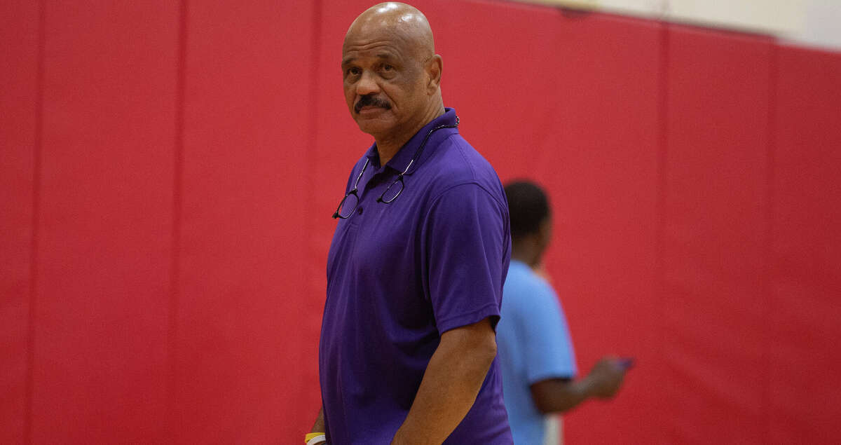 Houston Rockets assistant coach John Lucas to join front office