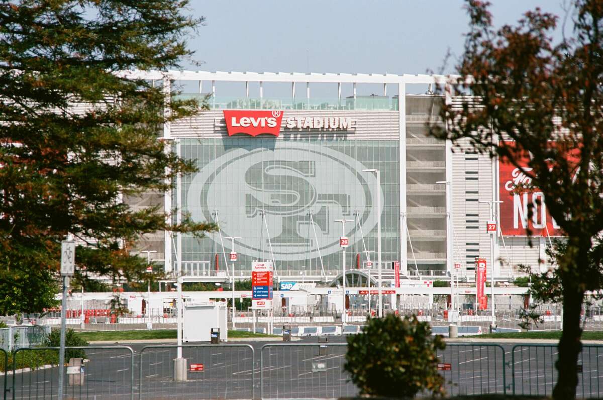 ARCHIVO: Vista lateral del Levi's Stadium en Santa Clara, California, 17 de agosto de 2017. El Departamento de Policía de Santa Clara dijo el lunes que una persona fue apuñalada durante un partido de fútbol entre México y Qatar el domingo por la noche.