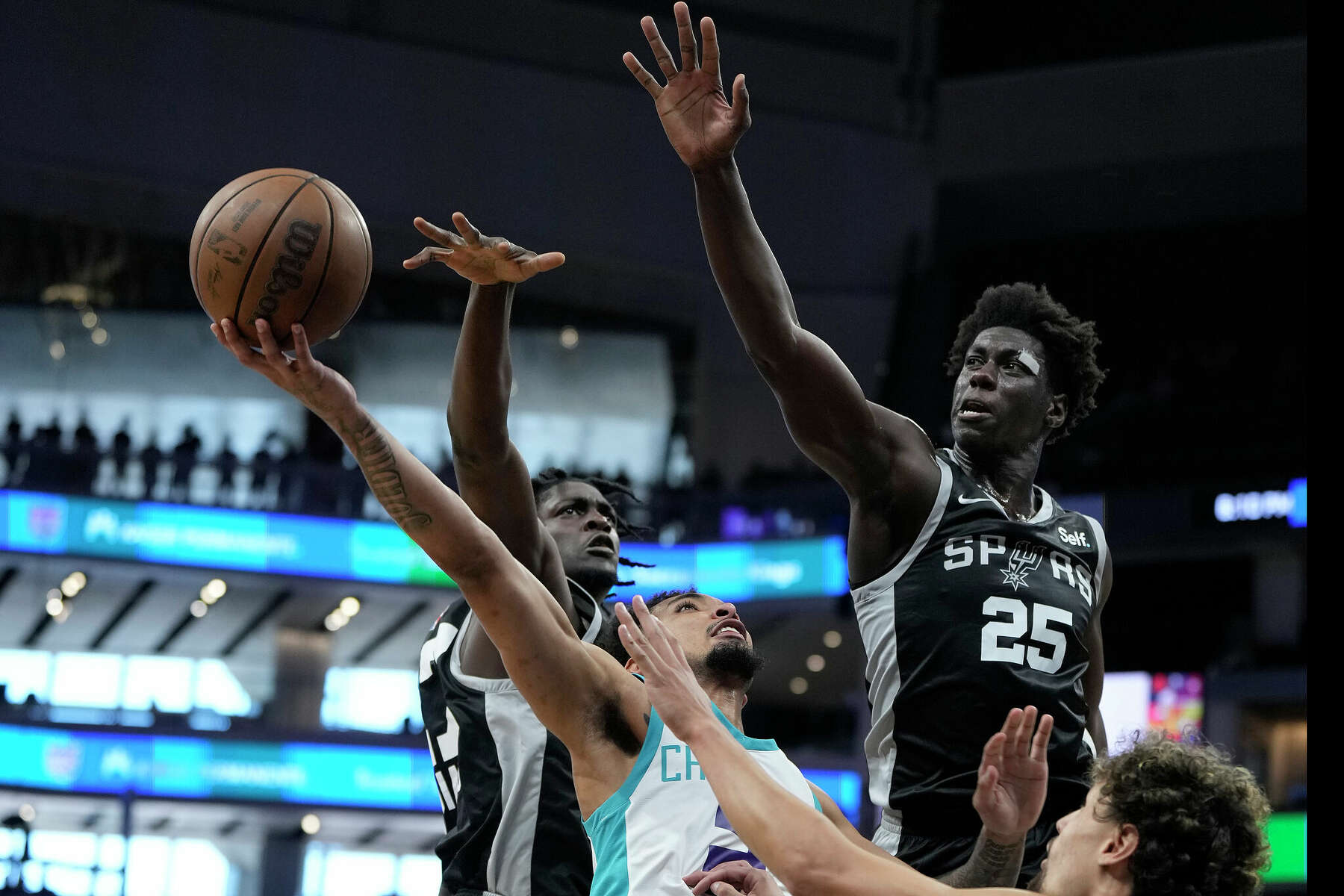 San Antonio Spurs go 2-0 at NBA California Classic