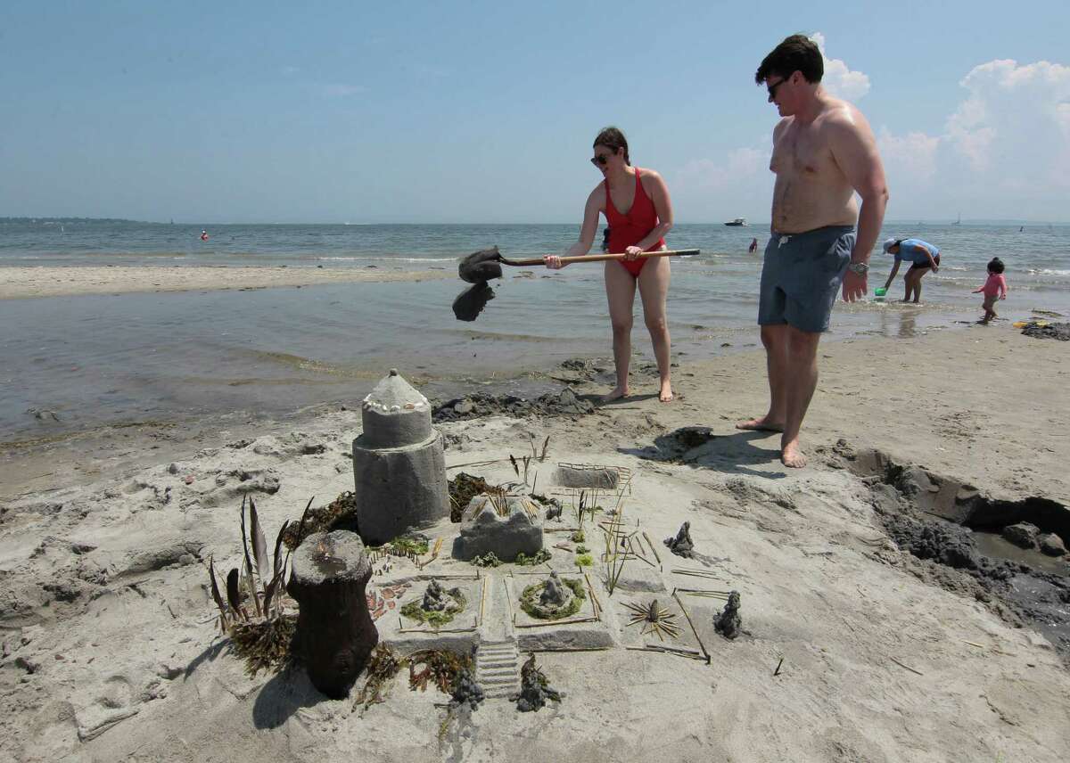 tourist destroys sand sculpture