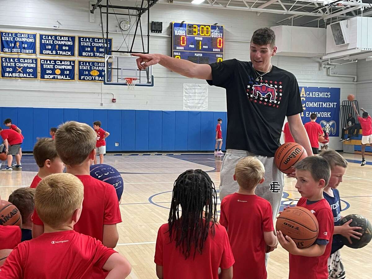 behind-youth-basketball-camp-run-by-uconn-s-donovan-clingan